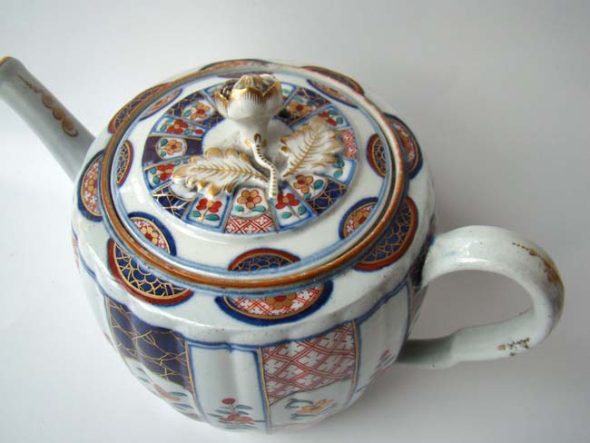 A Worcester porcelain "Japan" pattern four piece tea and coffee service circa 1770-1775 — image 4